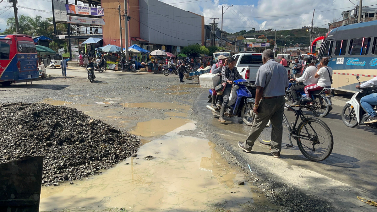 Comunidad denuncia que la obra de doble calzada en la calle Quinta de Santander de Quilichao lleva más de tres años sin terminar.