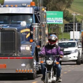 Transportistas de Ecuador protestan en frontera con Colombia contra escalada arancelaria