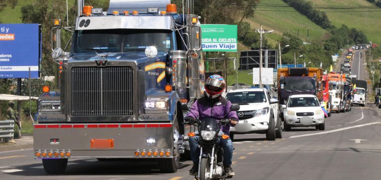 Transportistas de Ecuador protestan en frontera con Colombia contra escalada arancelaria