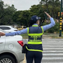 Si un agente de tránsito permite el paso durante un semáforo en rojo con fotomulta: ¿El sistema generará infracción?