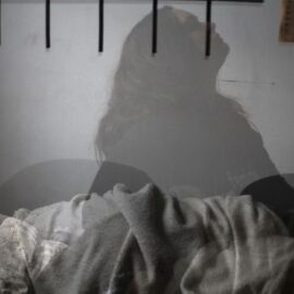 ¿Dormir mal puede impactar en nuestra salud física y mental? Experto responde y recomienda