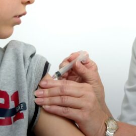 ¿Qué es la meningitis y cómo afecta a los niños y adultos mayores? Así puede prevenirla