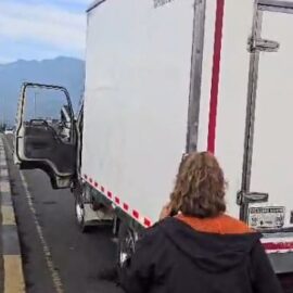 Video: Tráfico colapsado en la Autopista Suroriental por camión varado