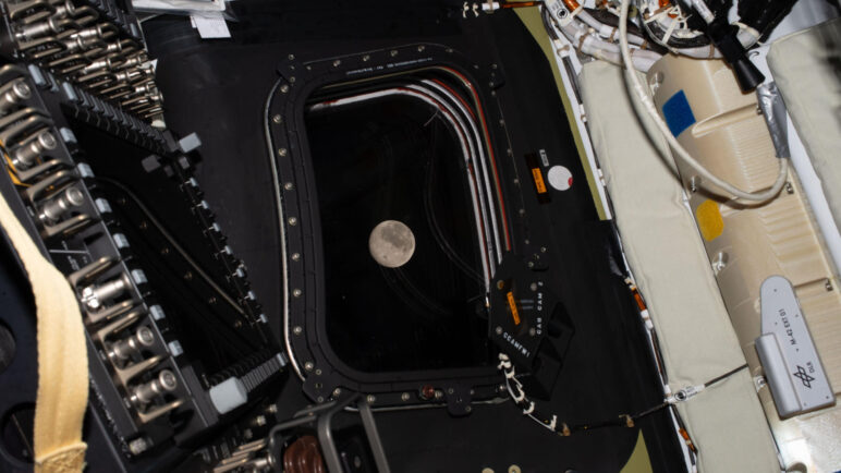 Artemis II se acerca a la órbita lunar tras completar la mitad de su misión