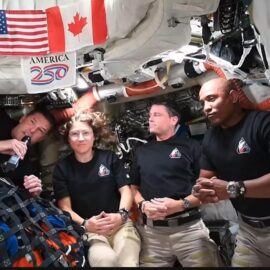 Astronautas de Artemis II narran a Trump su paso por el lado oscuro de la luna