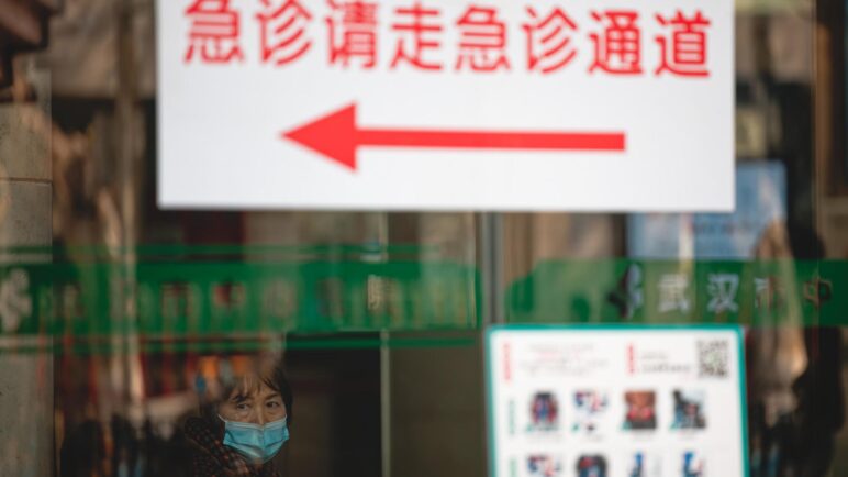Acusan de recibir sobornos al exalcalde de Wuhan que gestionó el primer brote de Covid-19