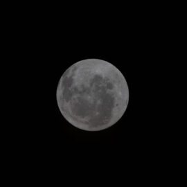 Artemis II logra histórico regreso humano a la órbita lunar después de medio siglo