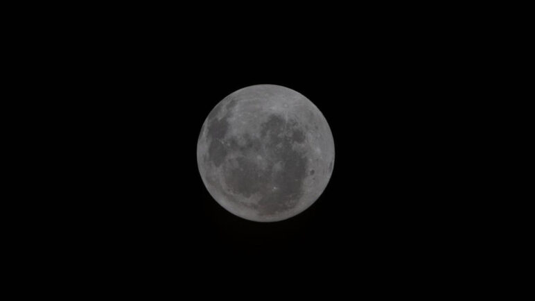 Artemis II logra histórico regreso humano a la órbita lunar después de medio siglo