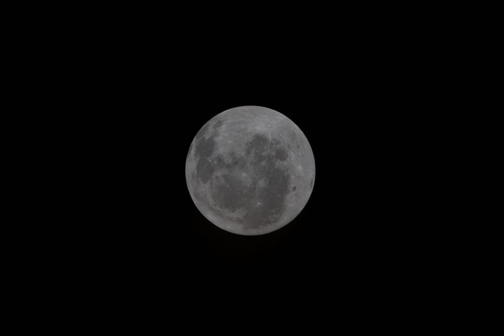 La historia detrás de la majestuosa foto de la Tierra tomada desde el lado oscuro de la luna