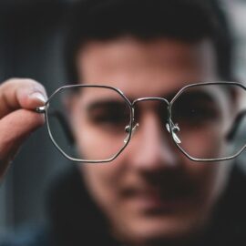 Si ve distorsionado de lejos o de cerca, puede tener astigmatismo: Estas son las señales