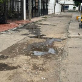 Deterioro en la malla vial del barrio Panamericano provoca problemas de movilidad