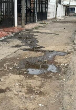 Deterioro en la malla vial del barrio Panamericano provoca problemas de movilidad
