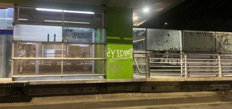 Vandalizan estaciones del MÍO en Cali durante marcha: más de 40.000 usuarios afectados
