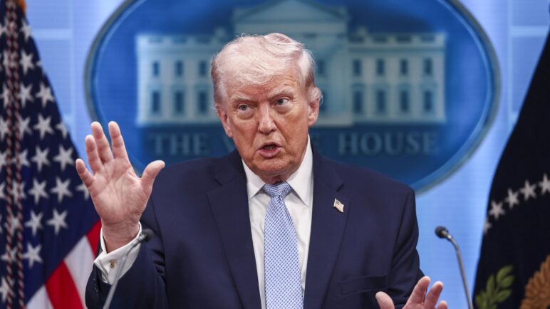 Trump amenaza con aranceles a quien venda armas a Irán y habla de un cambio de régimen