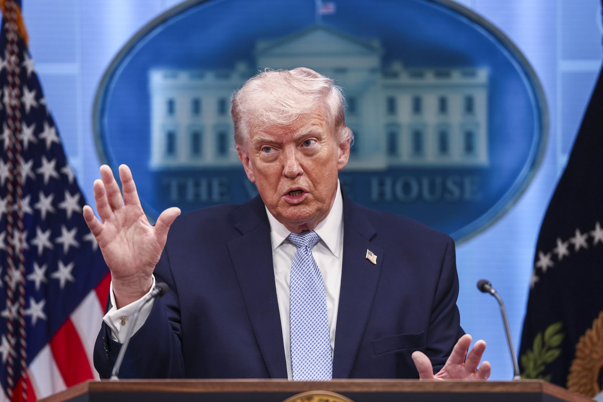 Trump amenaza con aranceles a quien venda armas a Irán y habla de un cambio de régimen
