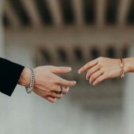 'Love bombing': Señales que debe tener en cuenta en estos casos