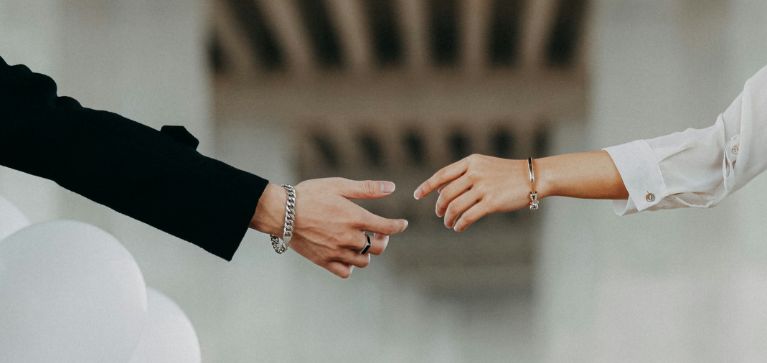 'Love bombing': Señales que debe tener en cuenta en estos casos