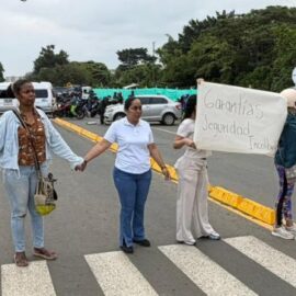 Bloqueo de la Avenida Bicentenario; comunidad educativa denuncia falta de andenes y seguridad vial