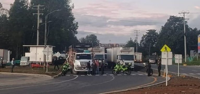 Cierre de la vía Panamericana por posibles explosivos deja incomunicadas a Cali y Popayán