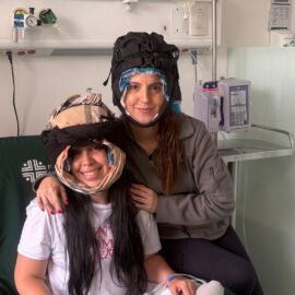 “Mi cabello y la quimio”: apoyo para mujeres con cáncer en Cali para enfrentar la caída del cabello