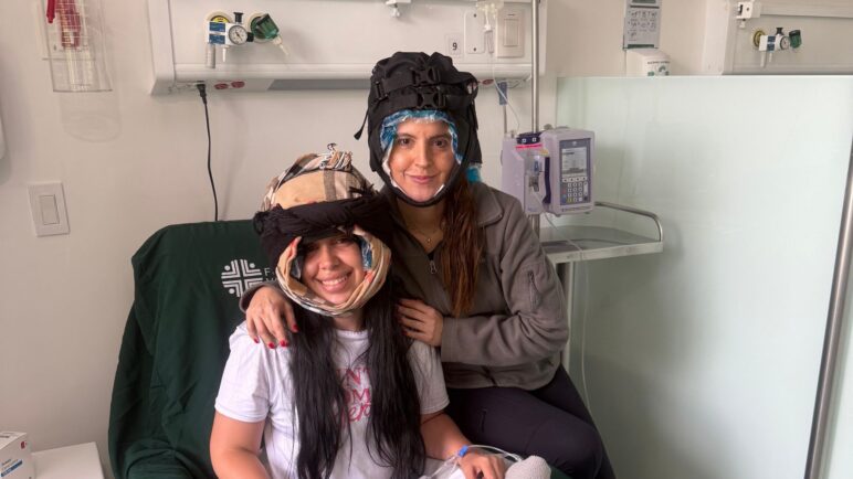 “Mi cabello y la quimio”: apoyo para mujeres con cáncer en Cali para enfrentar la caída del cabello