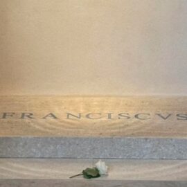 La tumba del Papa Francisco en Roma sigue atrayendo a sus fieles tras un año de su muerte