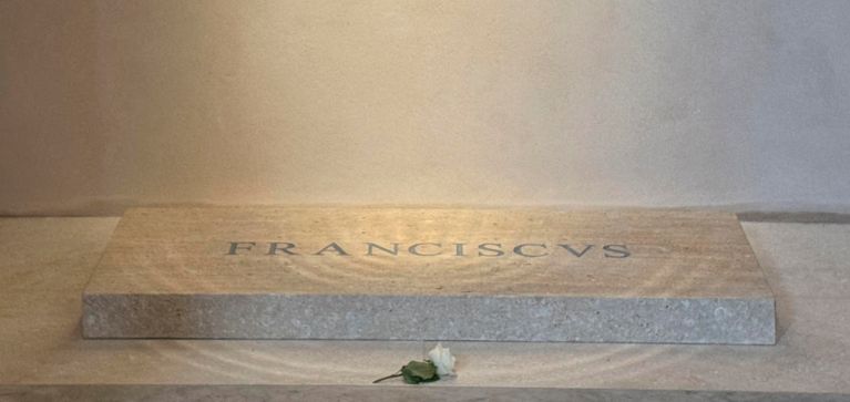 La tumba del Papa Francisco en Roma sigue atrayendo a sus fieles tras un año de su muerte