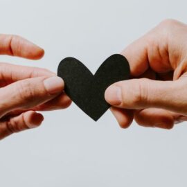 ¿Qué es 'love bombing'? Una conducta que puede ocasionar daño emocional