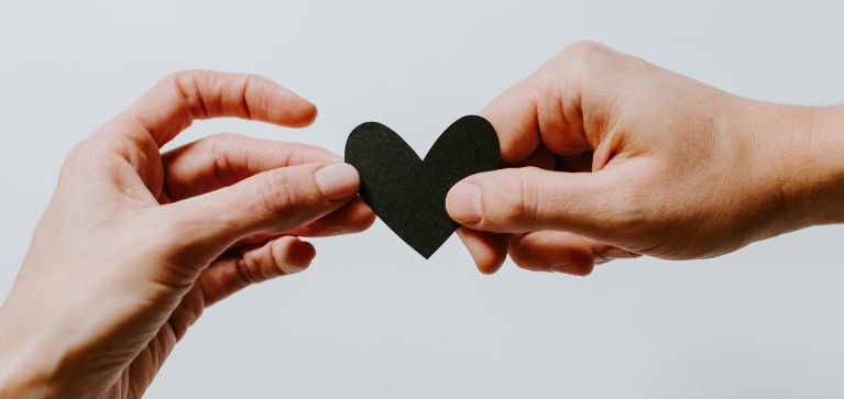 ¿Qué es 'love bombing'? Una conducta que puede ocasionar daño emocional
