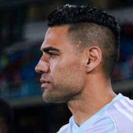 Falcao sufre una fractura: El 'tigre' tuvo que salir en ambulancia del Pascual contra América