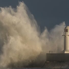 ¿Por qué se forman los Tsunamis y qué impacto tienen en los mares?