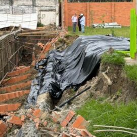 Autoridades investigan colapso de un muro en obra de colegio en el oriente de Cali