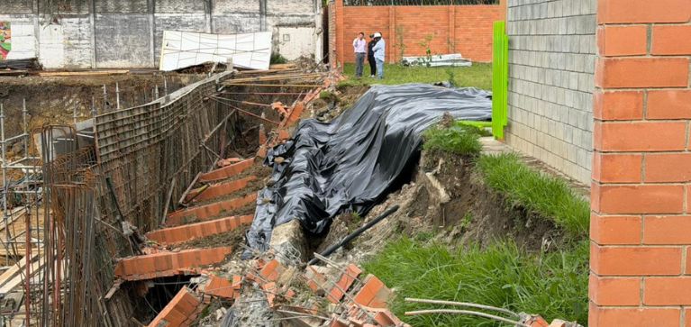 Autoridades investigan colapso de un muro en obra de colegio en el oriente de Cali