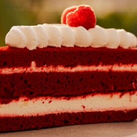 Receta de pastel 'red velvet' con frosting de queso crema