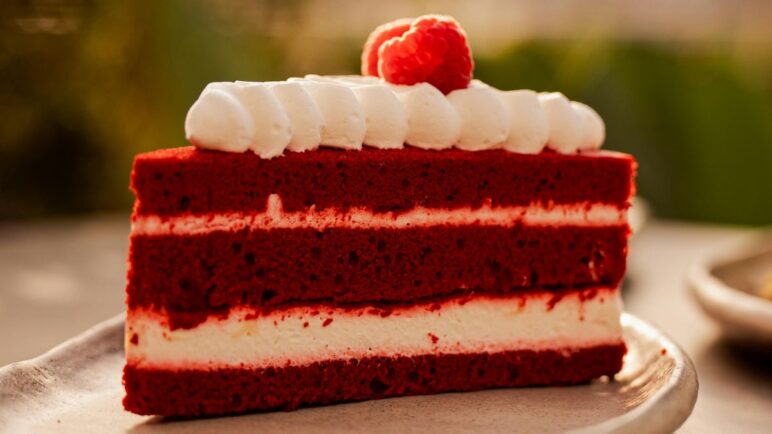 Receta de pastel 'red velvet' con frosting de queso crema