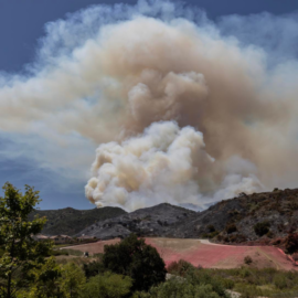 Siete incendios forestales avanzan en el sur de California y obligan a nuevas evacuaciones