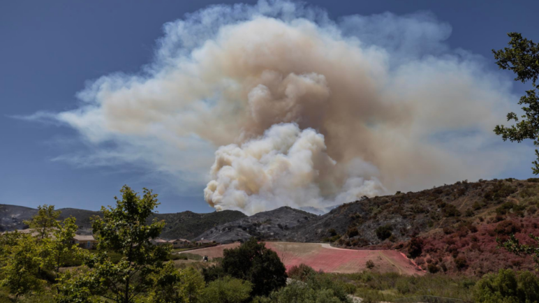 Siete incendios forestales avanzan en el sur de California y obligan a nuevas evacuaciones