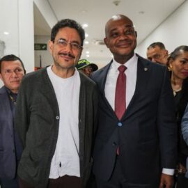 Luis Gilberto Murillo se sumó oficialmente a la campaña presidencial de Iván Cepeda