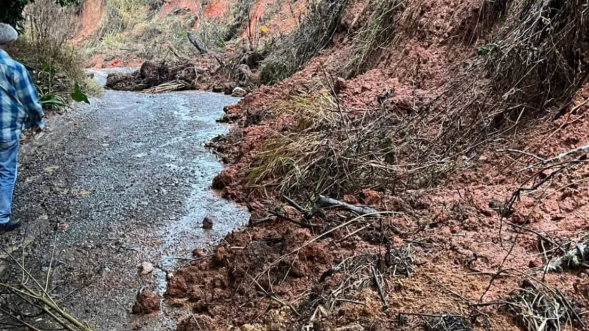 Inundaciones en Versalles dejan viviendas afectadas por desbordamiento de quebradas