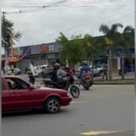 Caos vial y maniobras en contravía tras cambio en importante cruce del sur de Cali