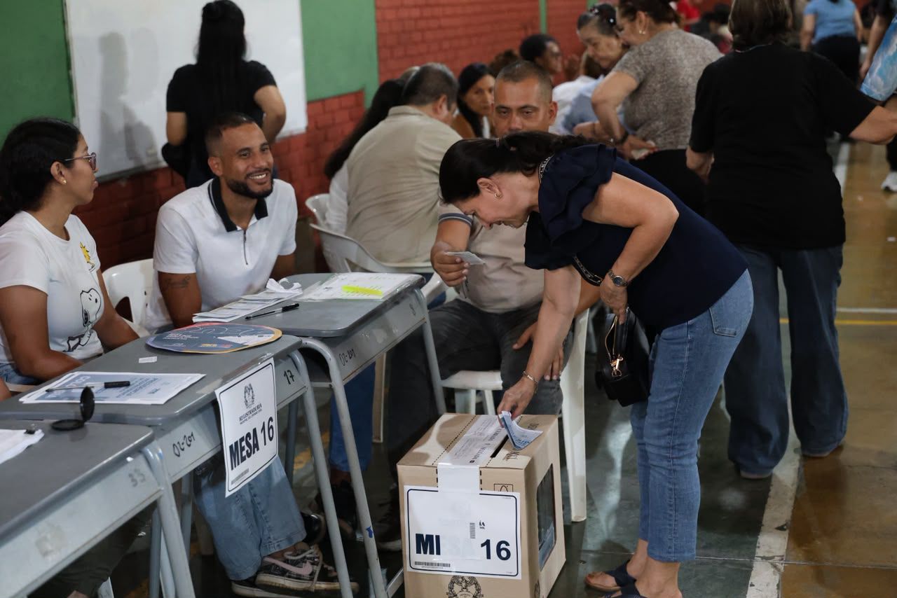 Directora de la MOE cuestiona rol de Petro en campaña de Cepeda: "Podría renunciar"