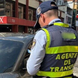 ¿Cómo identificar un regulador de un agente de tránsito? tienen funciones distintas