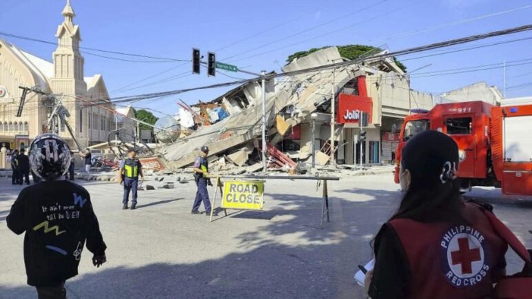 Asciende la cifra de fallecidos por el terremoto en Filipinas