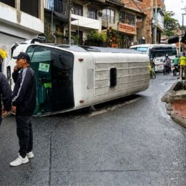 Accidente de buseta escolar en el sur de Cali; se desconoce si hay personas lesionadas