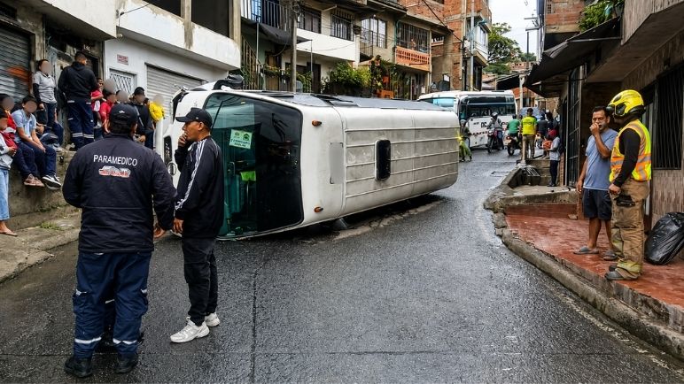 Accidente de buseta escolar en el sur de Cali; se desconoce si hay personas lesionadas