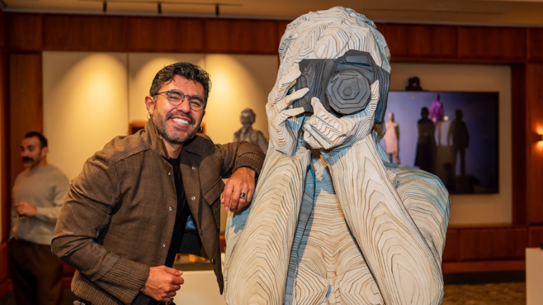 Video | Escultor caleño recibe importante reconocimiento por arte hecho de papel