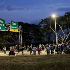 Bloqueo en la vía Tuluá - Andalucía por protesta de comunidades