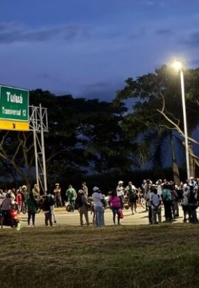 Bloqueo en la vía Tuluá - Andalucía por protesta de comunidades