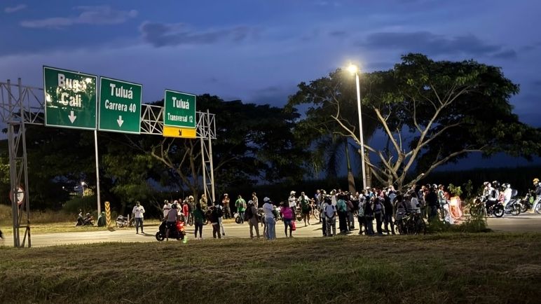 Bloqueo en la vía Tuluá - Andalucía por protesta de comunidades