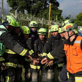 Bomberos caleños envían mensajes desde Venezuela; continúan las labores de búsqueda